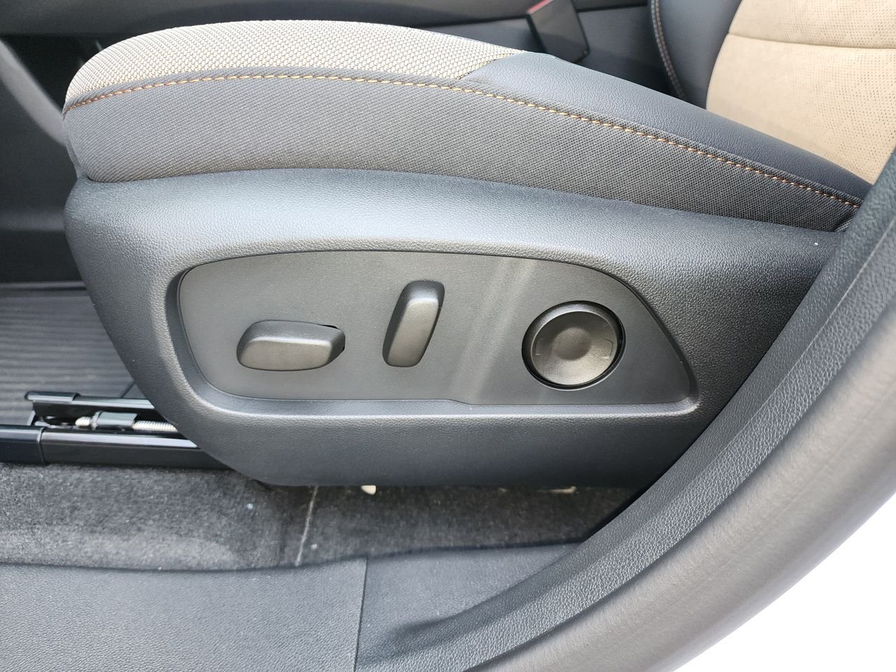 New 2027 Polar White Tricoat Chevrolet AWD ACTIV image 12