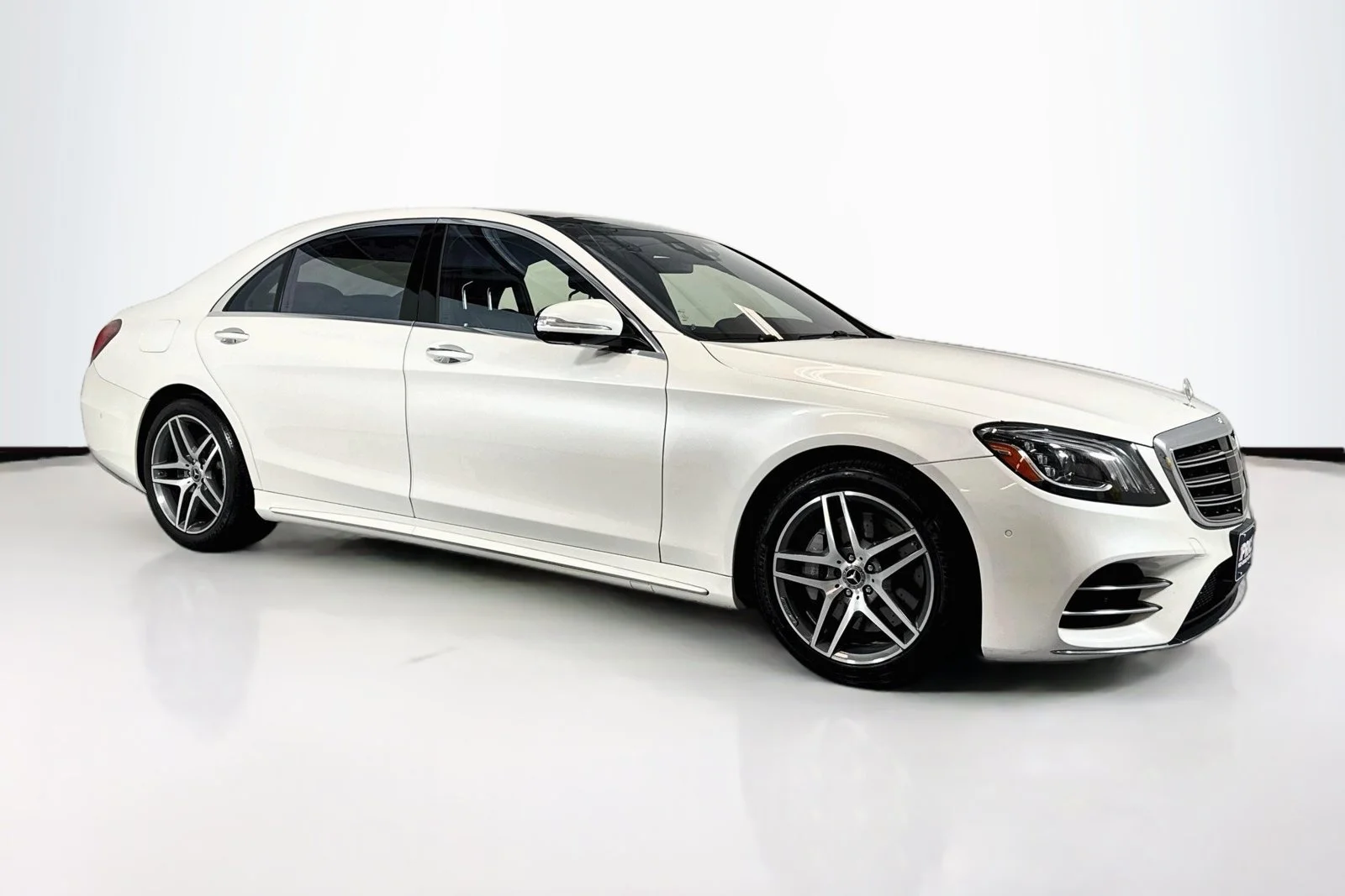 Used 2019 Designo Diamond White Mercedes-Benz S 560 image 3