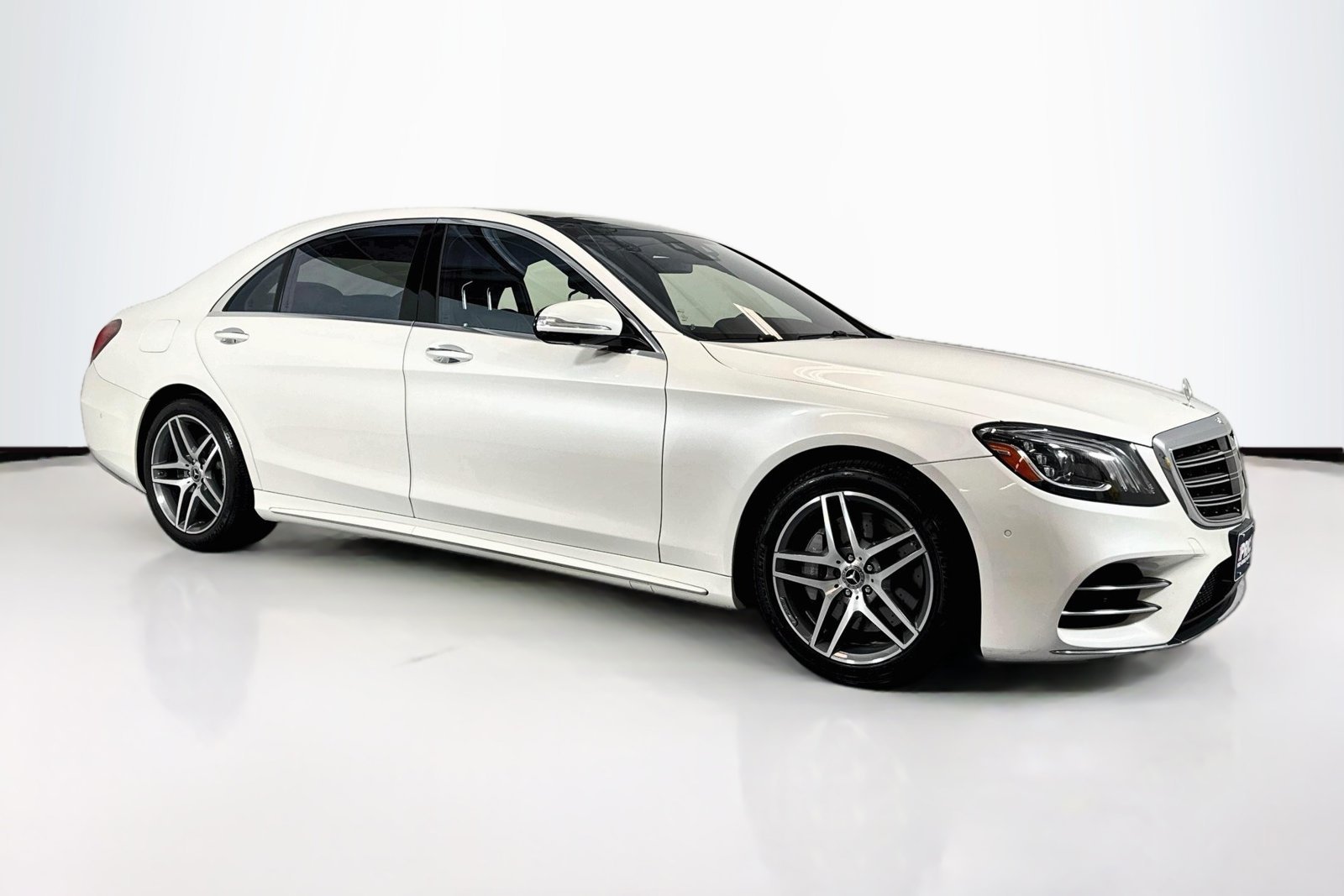 Used 2019 Designo Diamond White Mercedes-Benz S 560 image 3