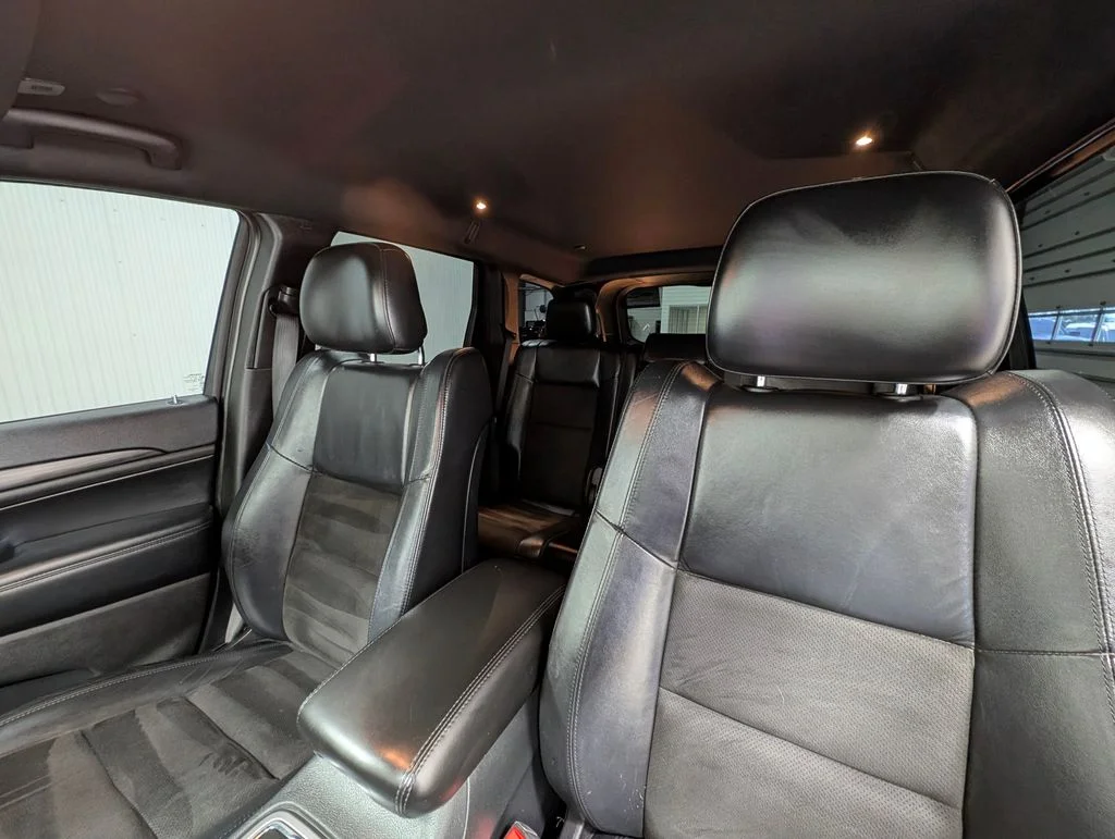 Used 2020 Diamond Black Crystal Pearlcoat Jeep Laredo image 10