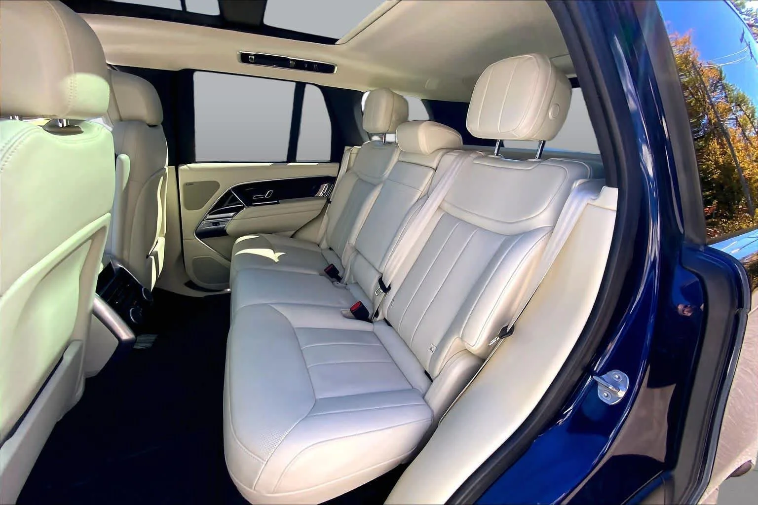 Used 2023 Portofino Blue Metallic Land Rover SE image 19