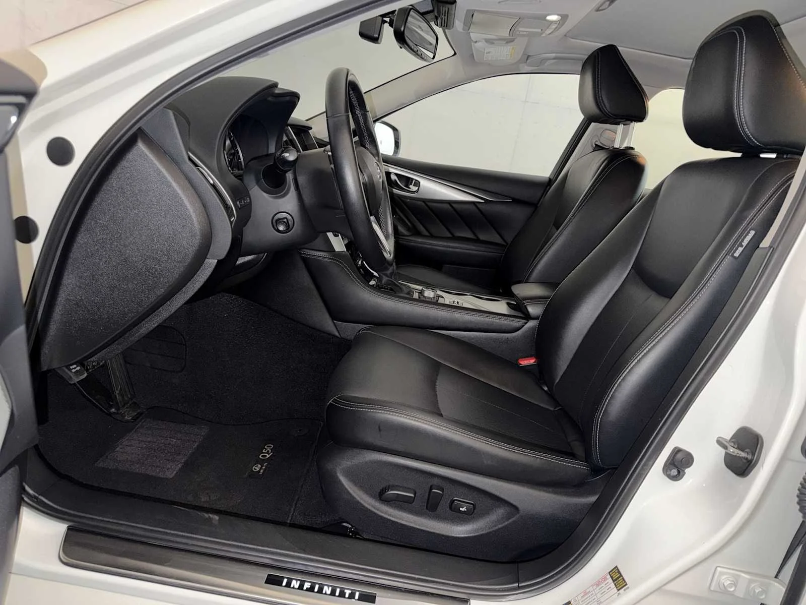 Used 2023 Majestic White INFINITI LUXE image 9
