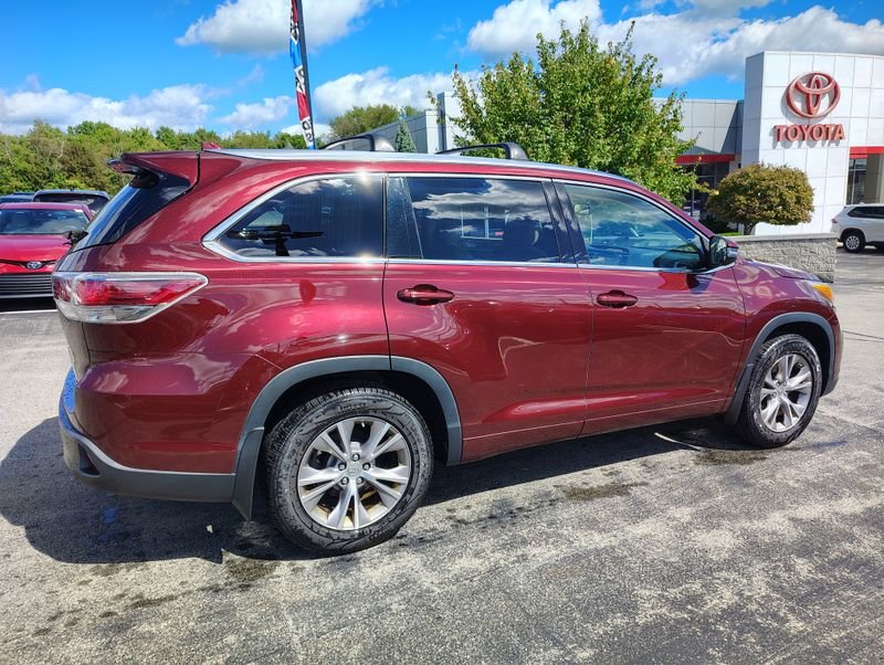 Used 2015 Red Toyota XLE V6 image 4