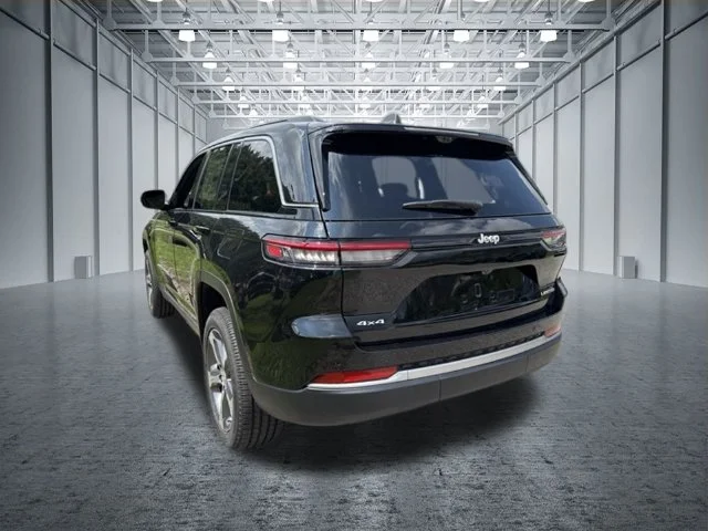 New 2026 Diamond Black Crystal Pearl-Coat Exterior Paint Jeep Limited image 5