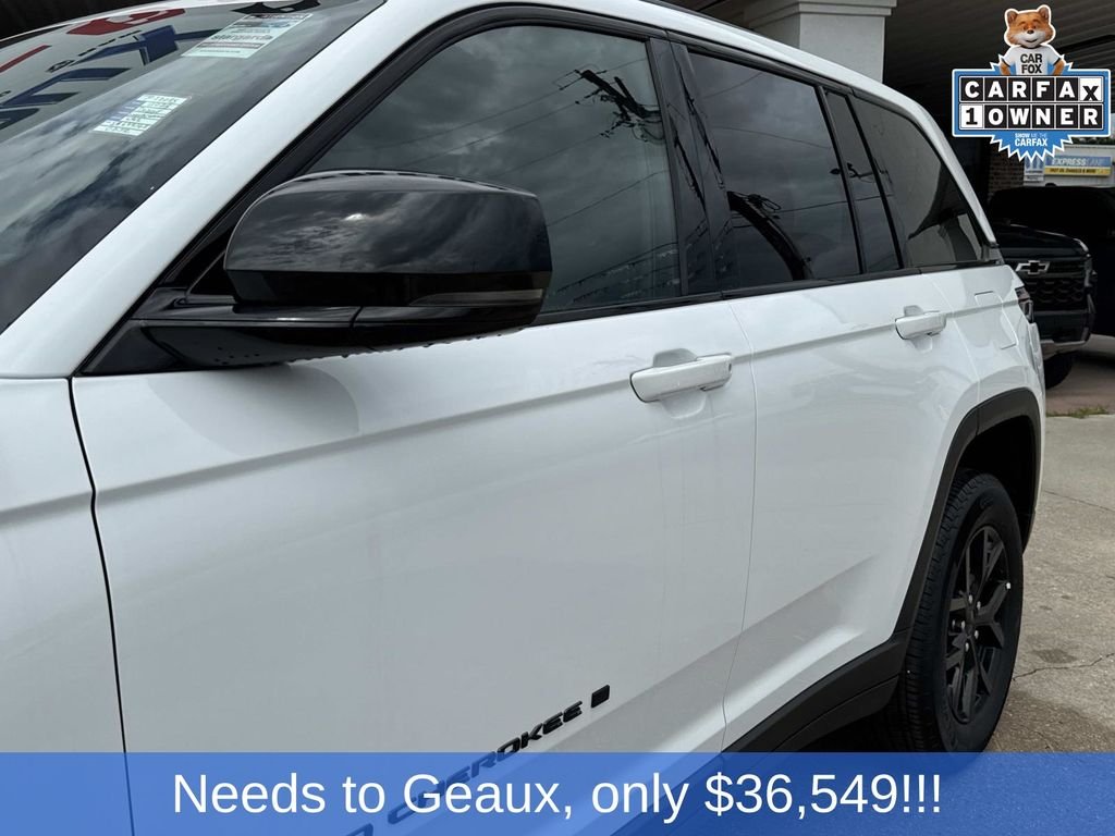 Used 2025 White Jeep Altitude image 8