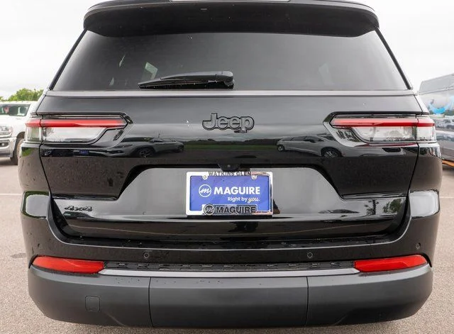 New 2026 Diamond Black Crystal Pearlcoat Jeep Altitude image 6