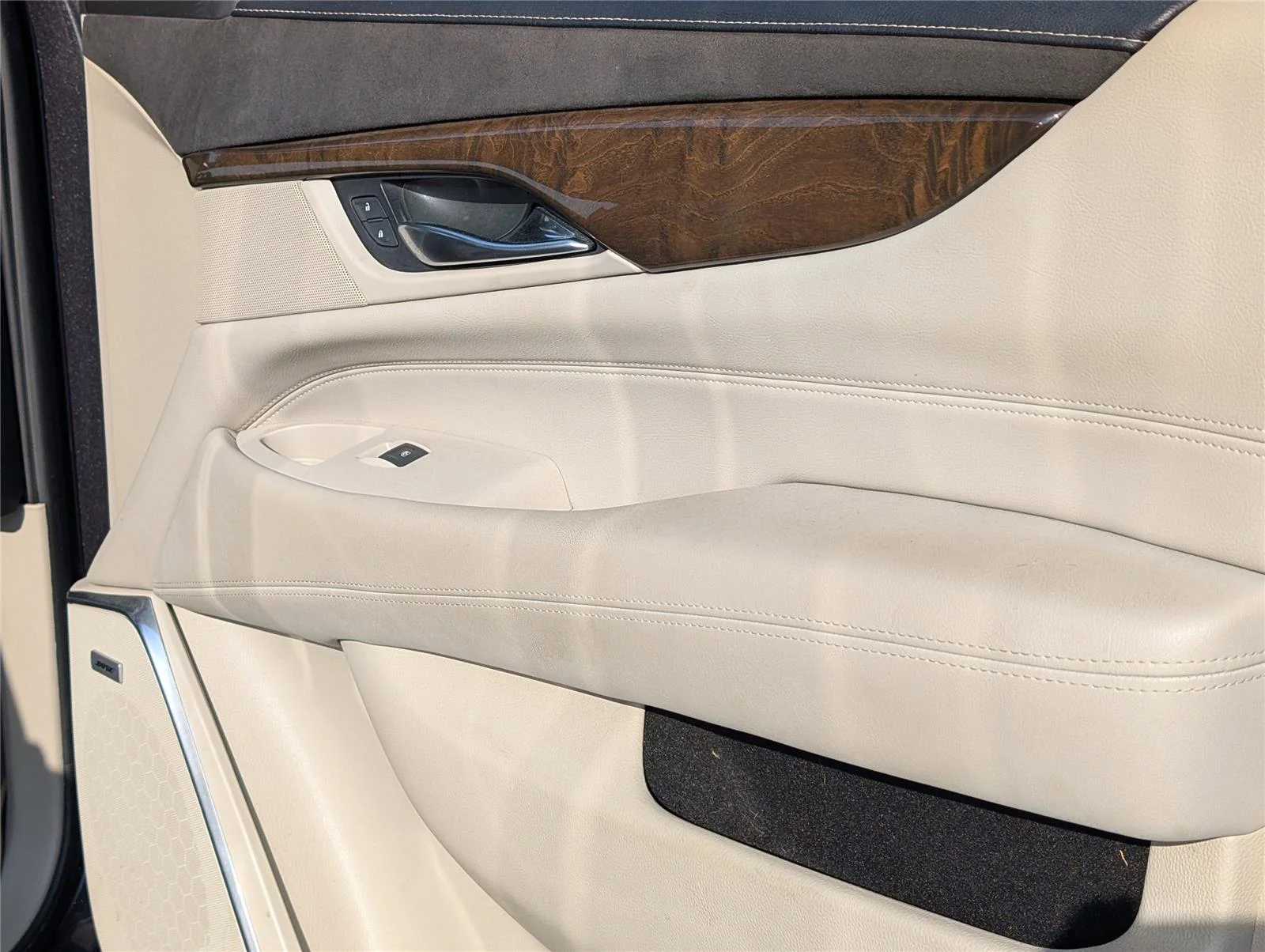 Used 2018 DARK GRANITE METALLIC Cadillac Luxury image 36
