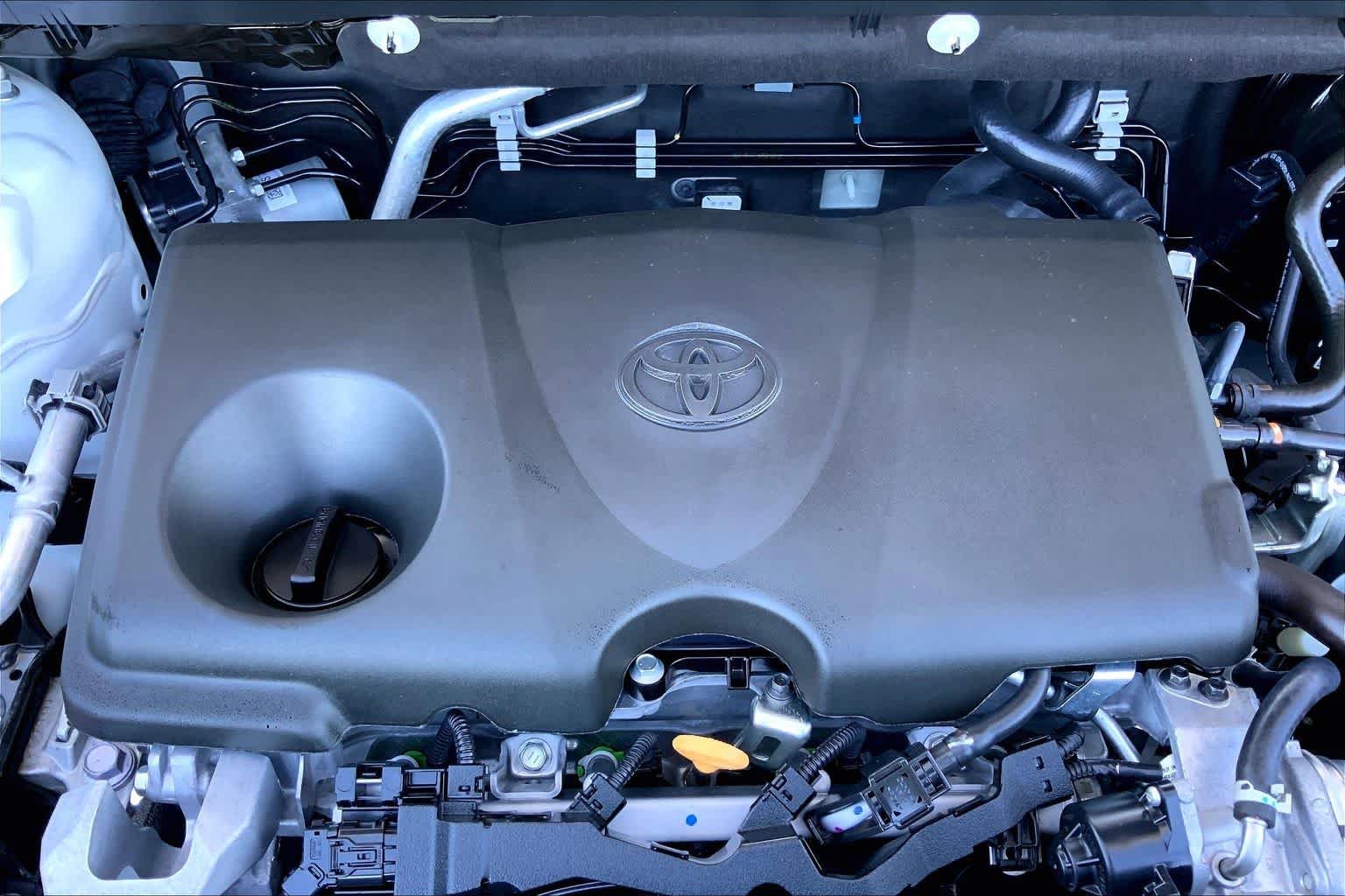 Used 2025 Wind Chill Pearl Toyota XLE Premium image 32