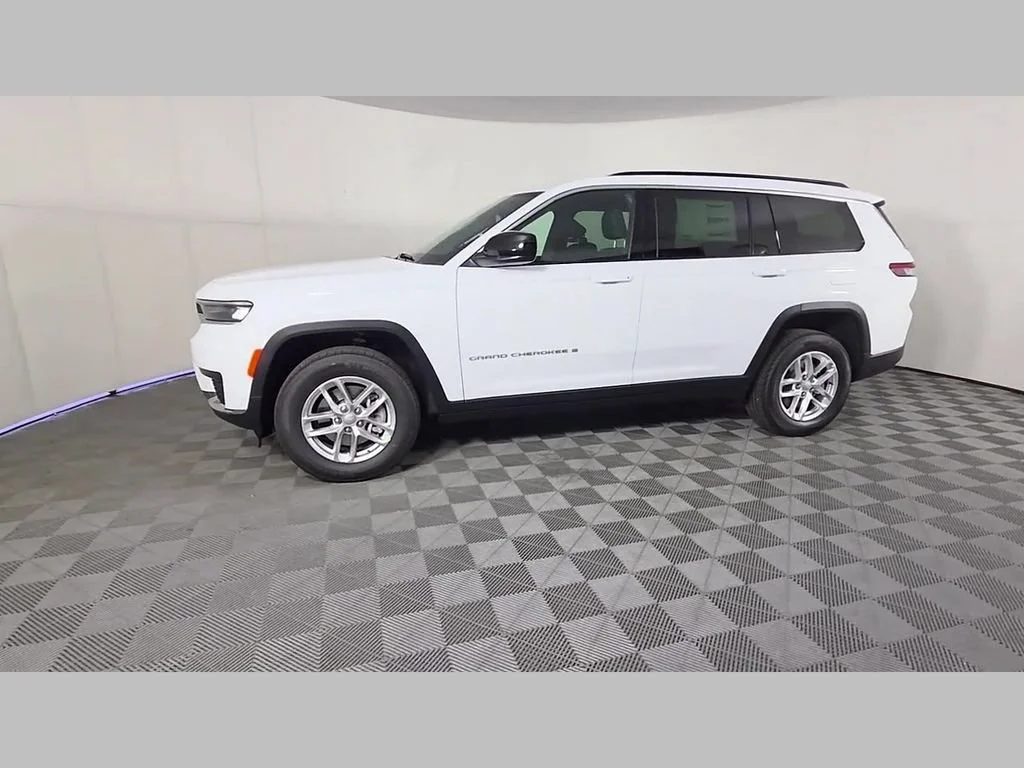 New 2026 Bright White Clear-Coat Exterior Paint Jeep Laredo X image 36