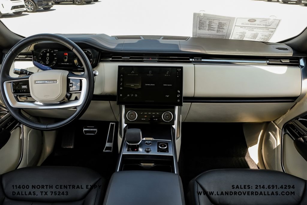 Used 2022 White Land Rover SE image 13