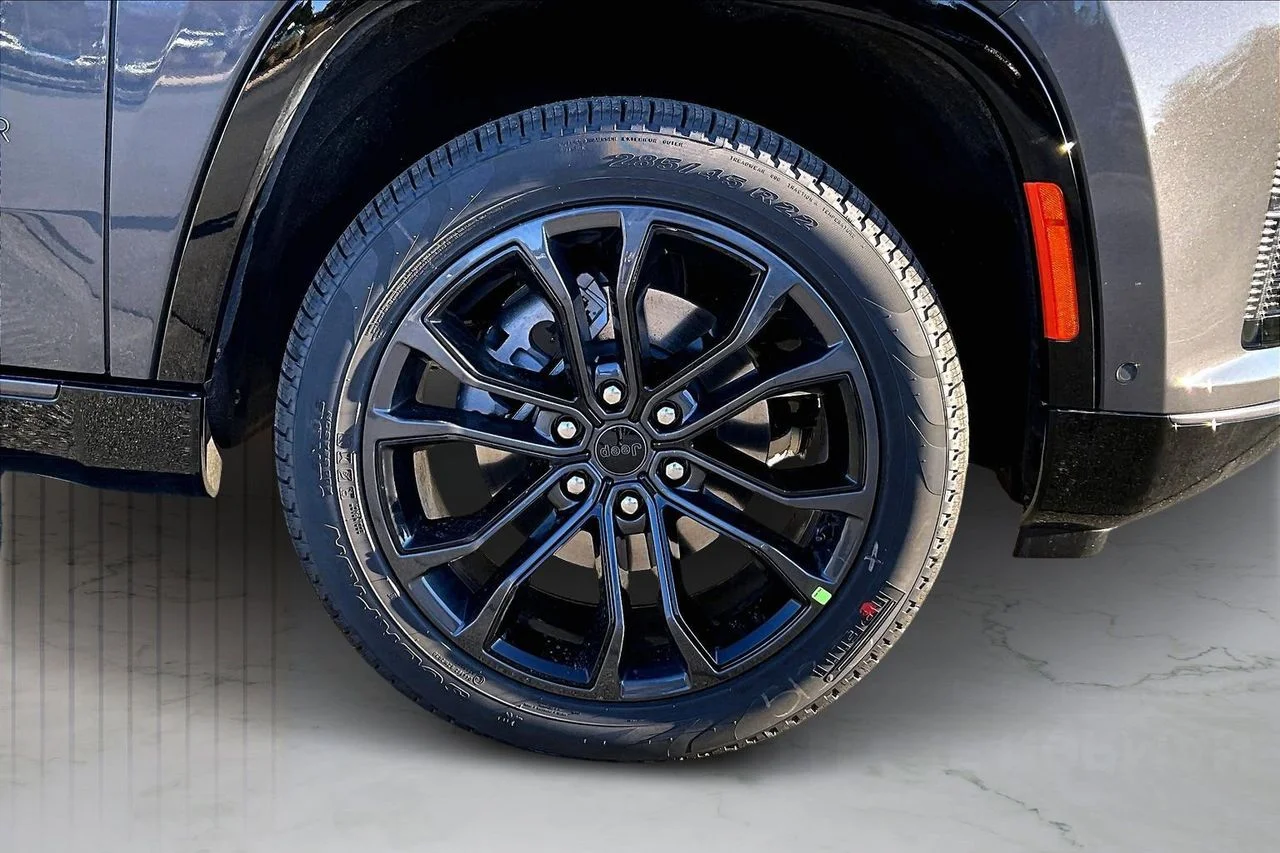 New 2026 Baltic-Gray Metallic Clear-Coat Exterior Paint Jeep Summit Obsidian image 34