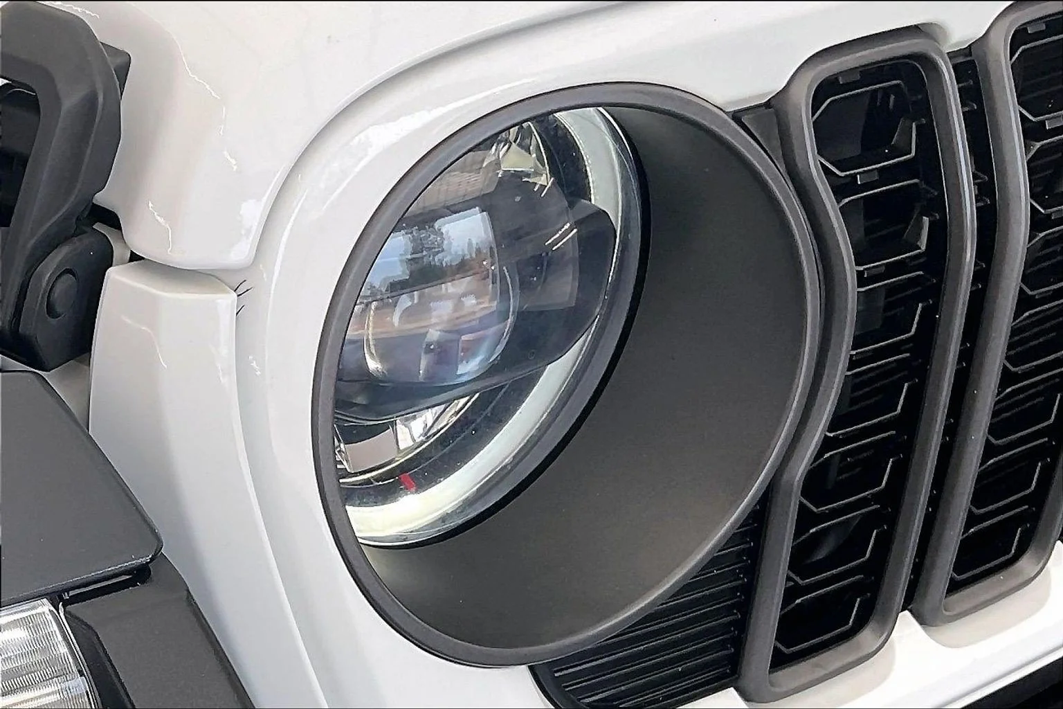 Used 2024 Bright White Clearcoat Jeep Rubicon image 29