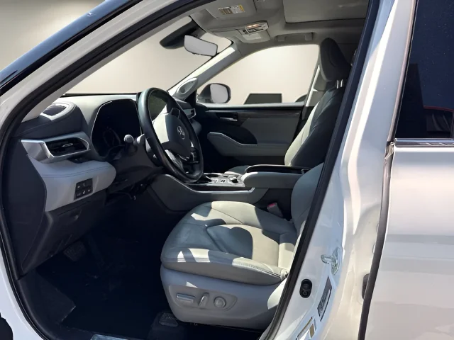 Used 2021 White Toyota Platinum image 19