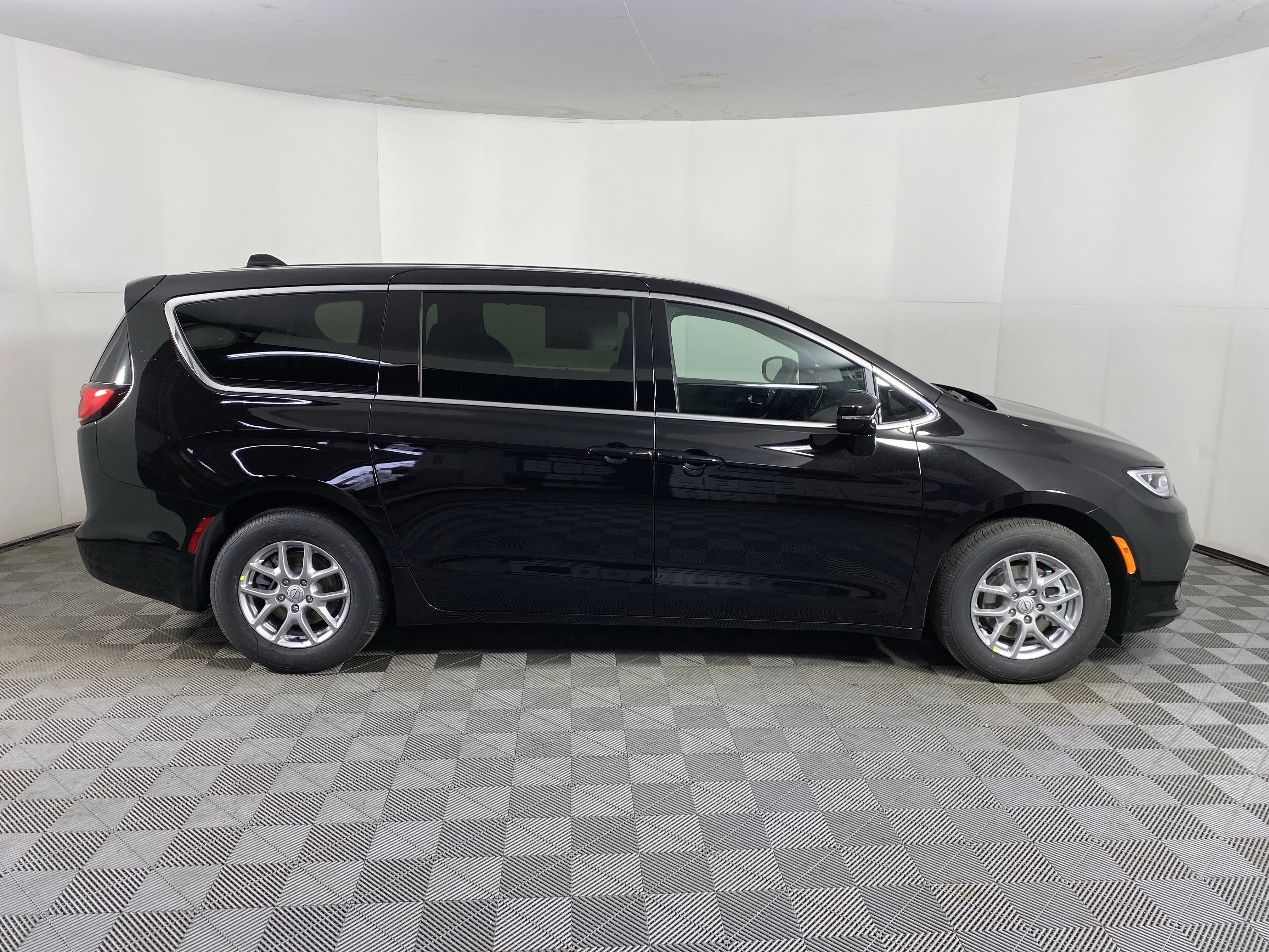 New 2026 Diamond Black Crystal Pearl-Coat Exterior Paint Chrysler Select image 5