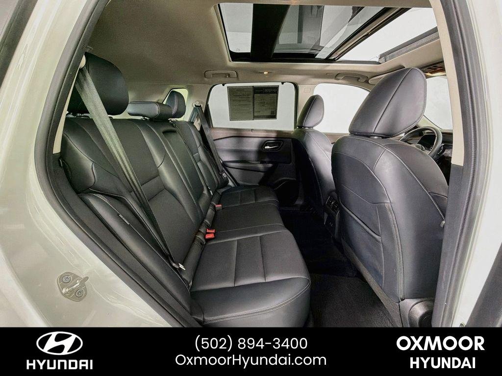 Used 2023 Pearl White Tricoat/Super Black Nissan SV image 27