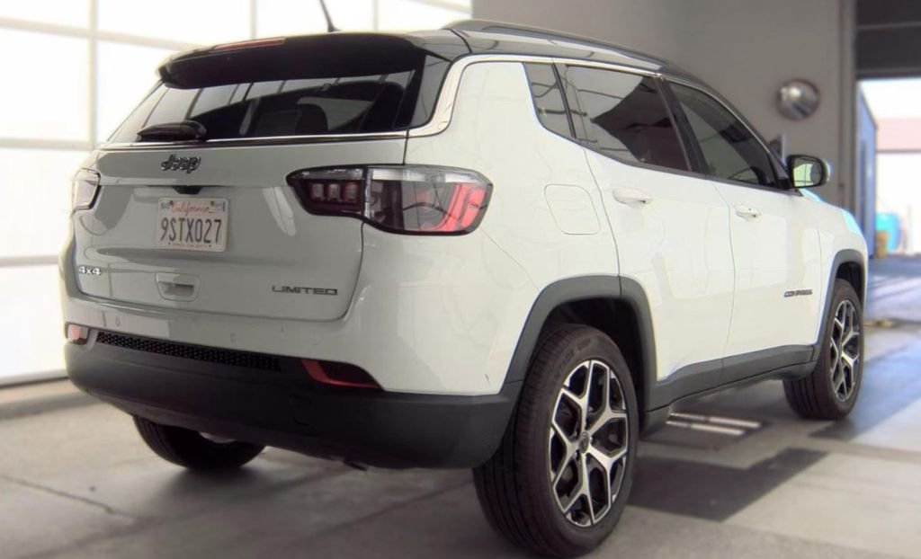 Used 2025 White Jeep Limited image 3