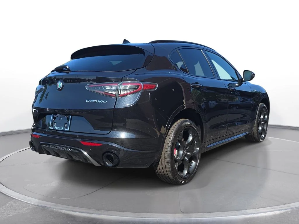 New 2026 Vulcano Black Metallic Exterior Paint Alfa Romeo Veloce image 5