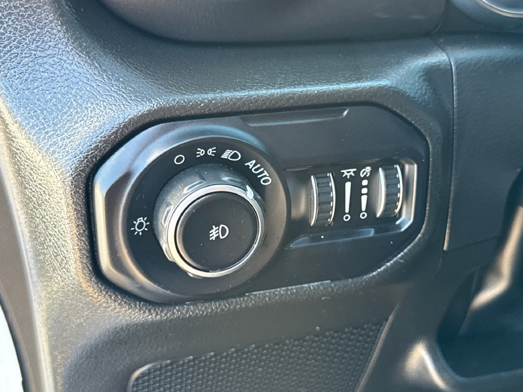 Used 2022 White Jeep Unlimited Sahara Altitude image 27
