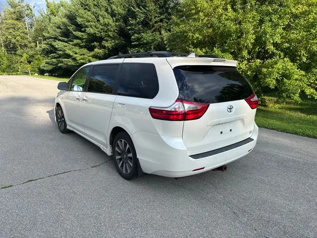Used 2018 White Toyota XLE image 5