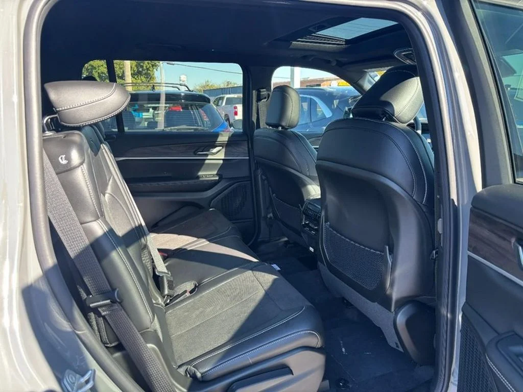 New 2027 Sting-Gray Clear-Coat Paint Jeep Laredo Altitude image 4