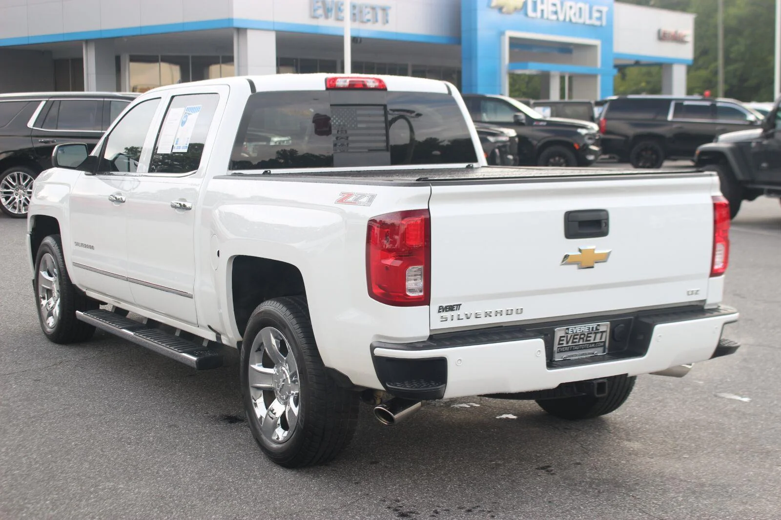 Used 2017 SUMMIT WHITE Chevrolet LTZ image 5
