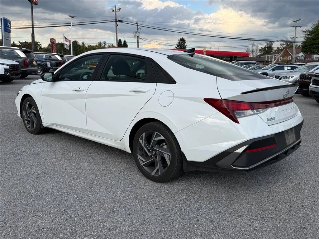 Used 2025 White Hyundai SEL Sport image 5