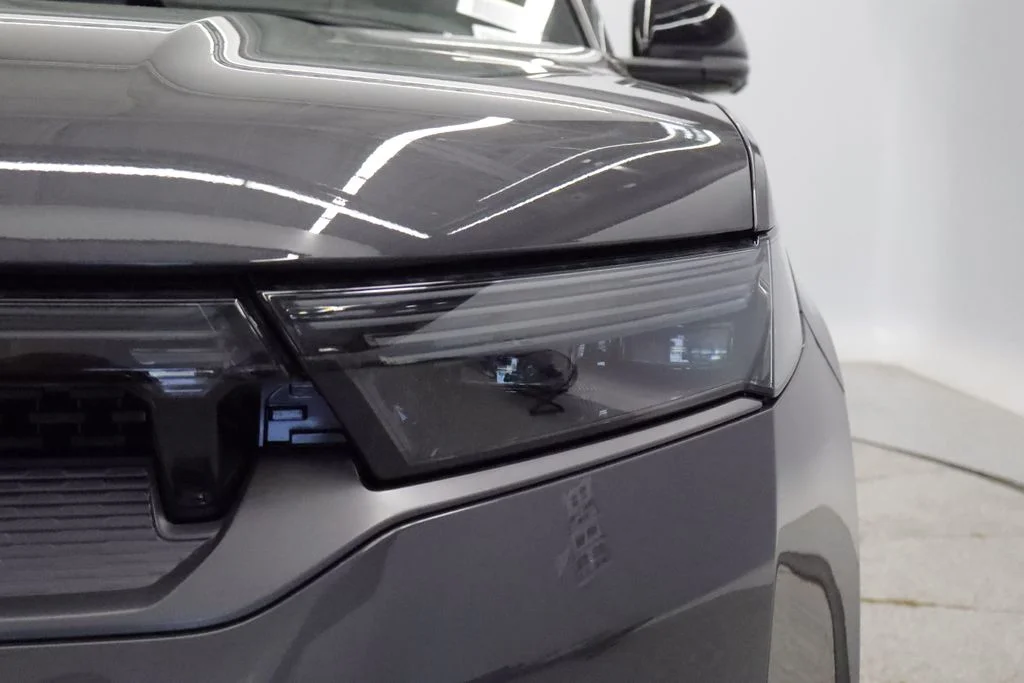 New 2026 Baltic-Gray Metallic Clear-Coat Exterior Paint Jeep Limited Reserve image 3