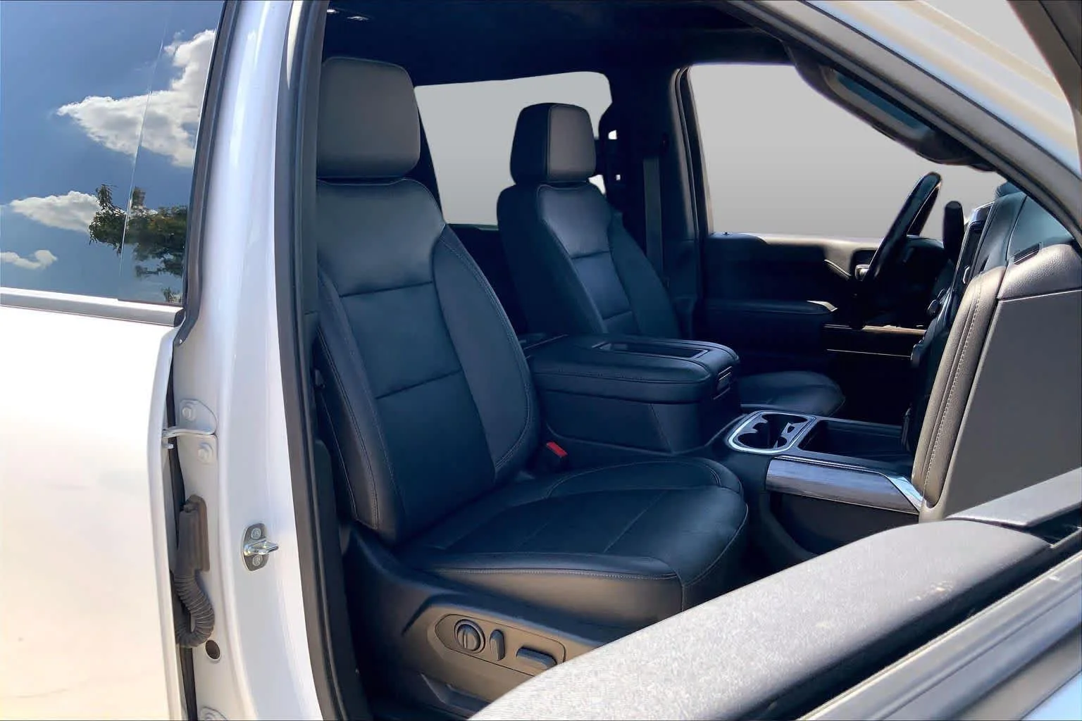Used 2022 Summit White Chevrolet LTZ image 9