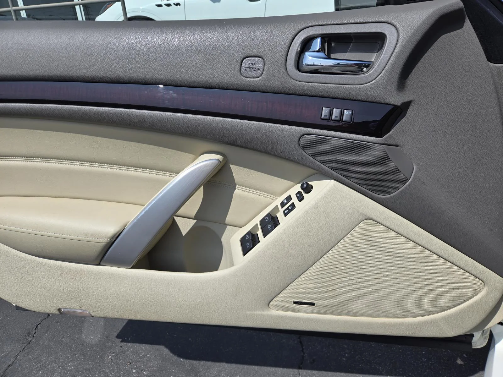 Used 2011 Moonlight White INFINITI 2dr Base image 18