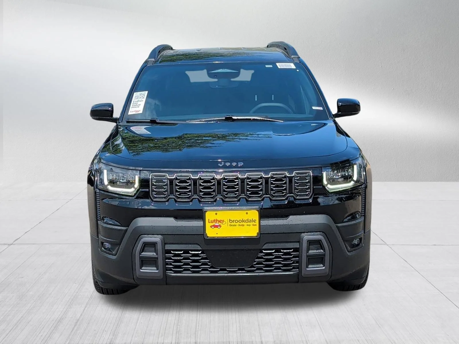 New 2026 Diamond Black Crystal Pearl-Coat Exterior Paint Jeep Limited image 2