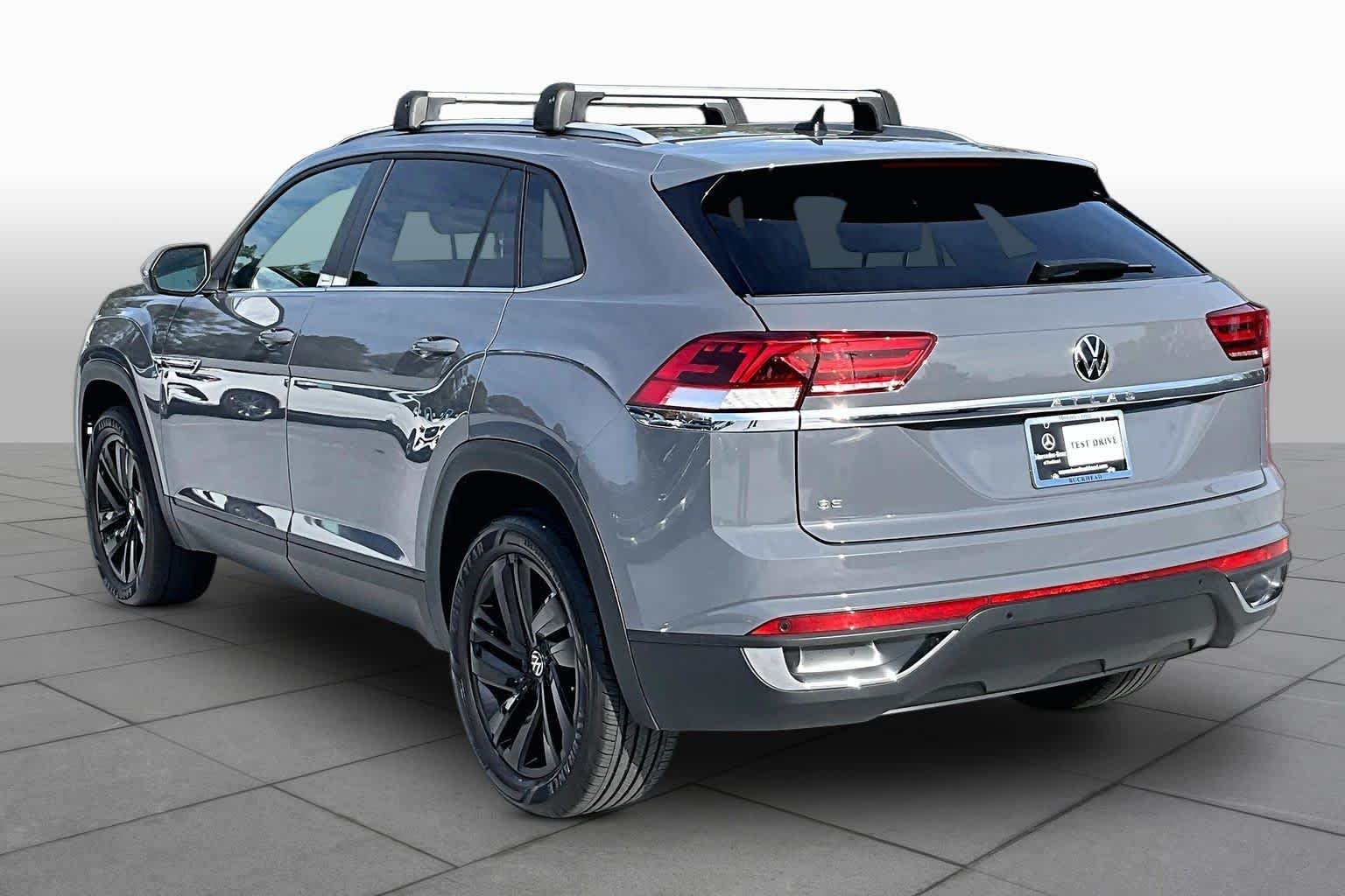 Used 2022 Pure Gray Volkswagen 2.0T SE w/Technology image 12