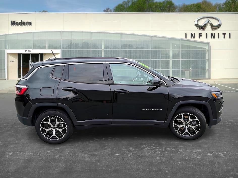 Used 2025 Diamond Black Crystal Pearlcoat Jeep Limited image 35
