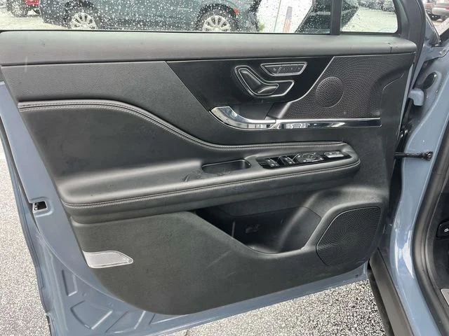 Used 2025 Whisper White Lincoln Premiere image 16