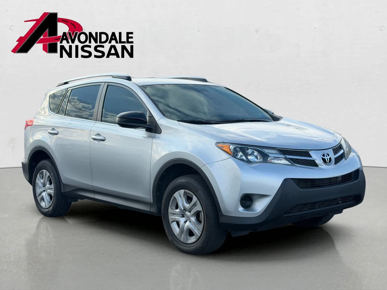 Used 2014 Classic Silver Metallic Toyota LE image 4