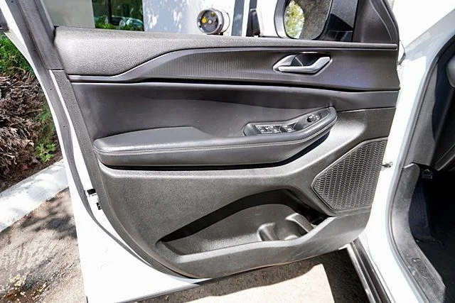 Used 2023 White Jeep Laredo image 22