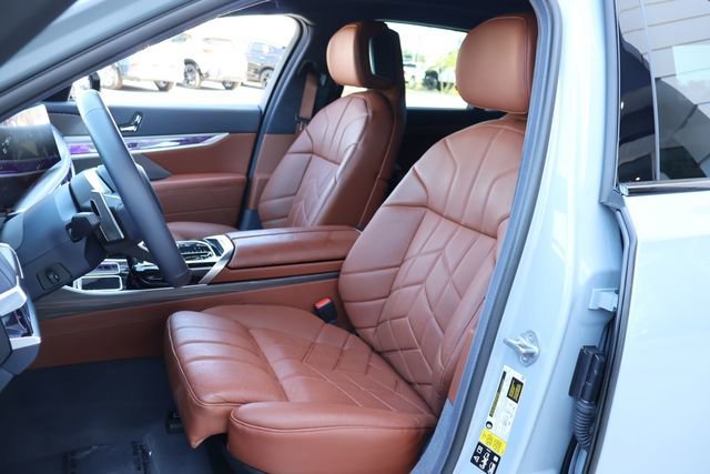 Used 2024  BMW 760i xDrive image 16