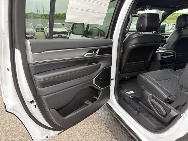 New 2026 Bright White Clear-Coat Exterior Paint Jeep Limited Altitude image 10