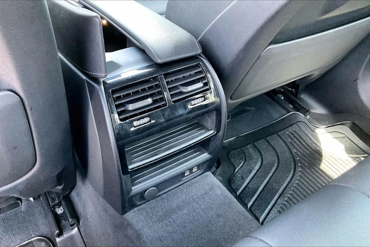 Used 2022  BMW i xDrive image 10