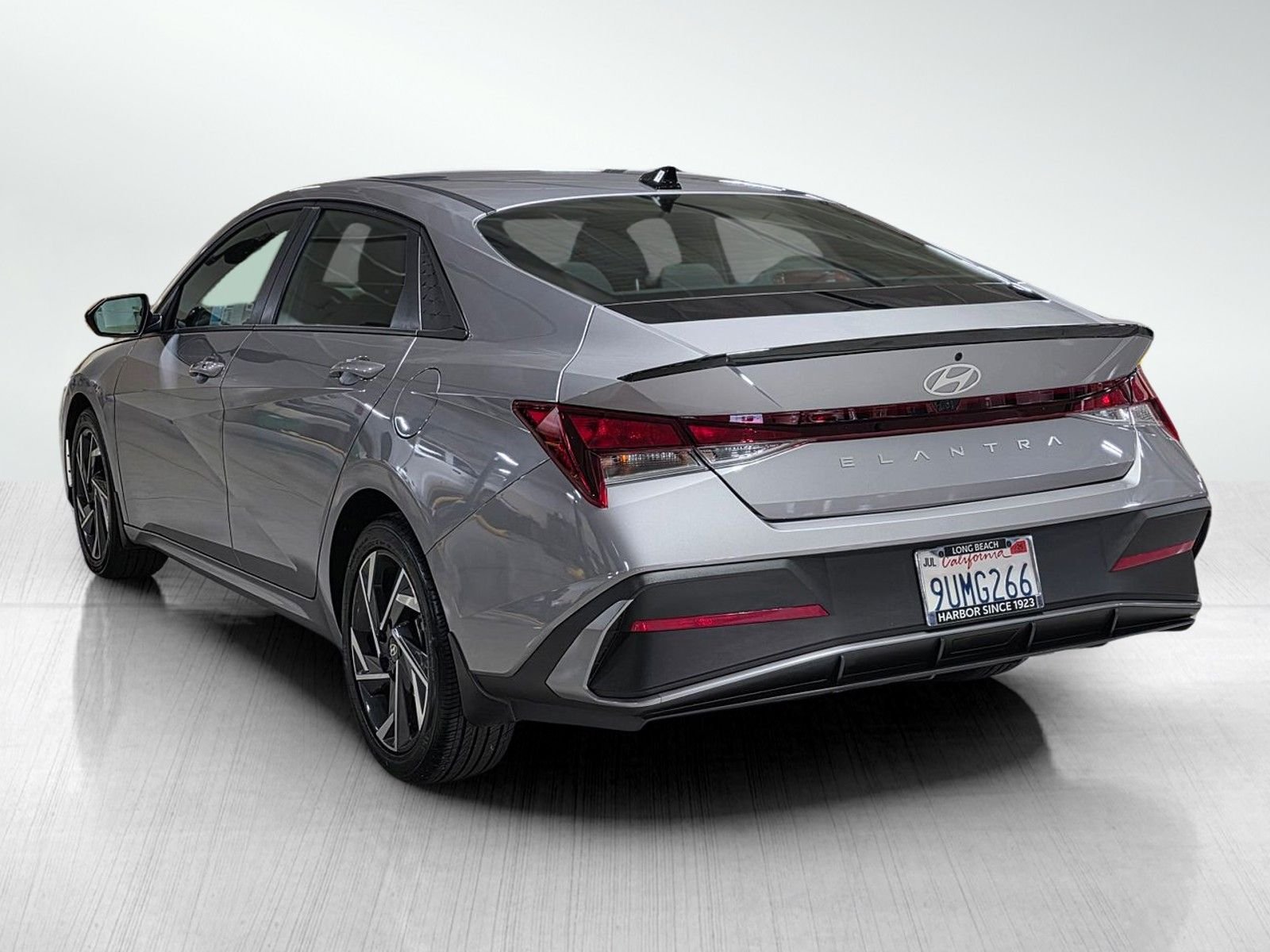 Certified Used 2025 Fluid Metal Hyundai SEL Sport image 5
