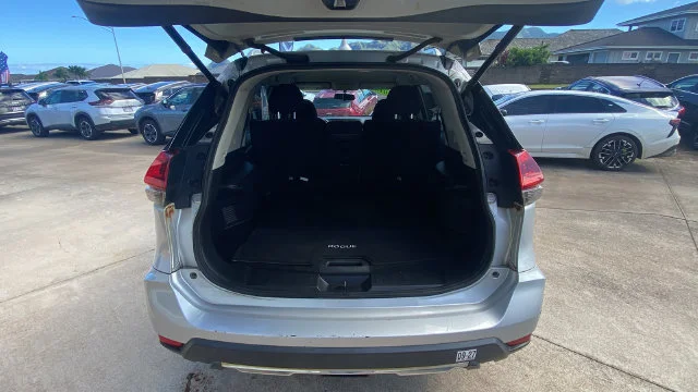 Used 2018 Silver Nissan SV image 9