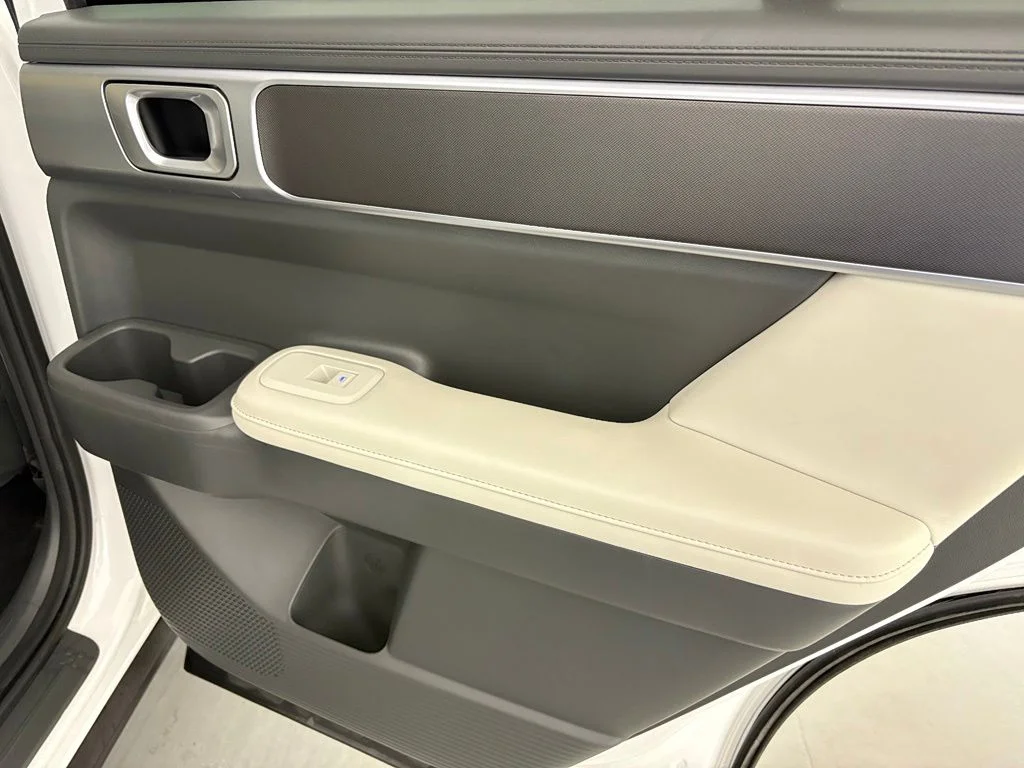 Used 2025 White Hyundai SEL image 41