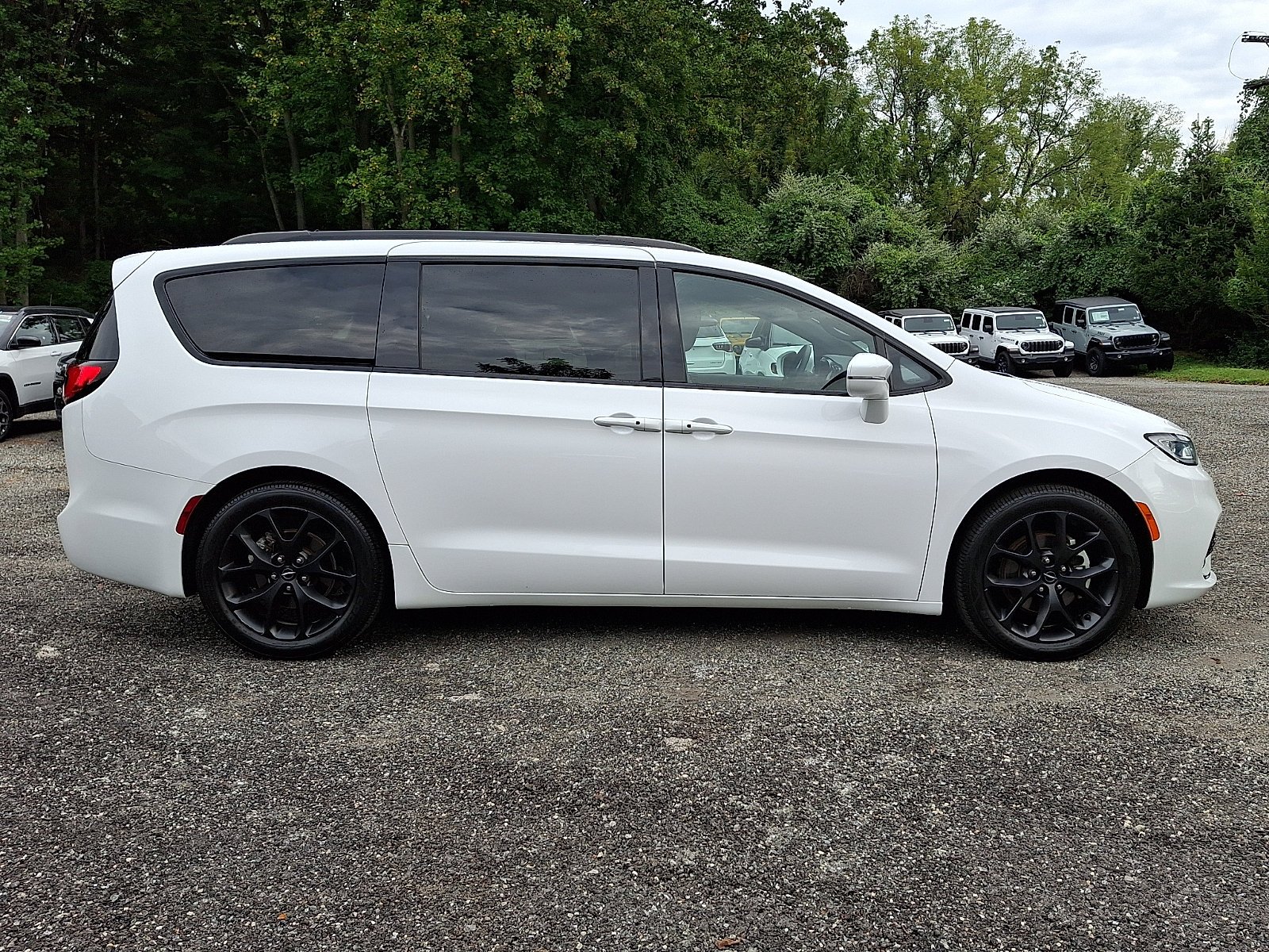 Used 2022 Bright White Clearcoat Chrysler Touring L image 7