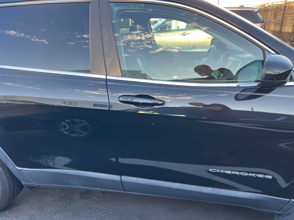Used 2018 Black Jeep Latitude Plus image 2