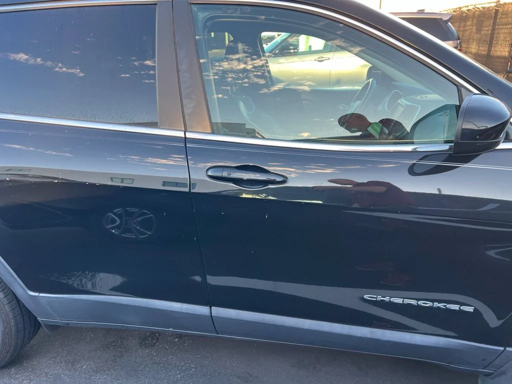 Used 2018 Black Jeep Latitude Plus image 2