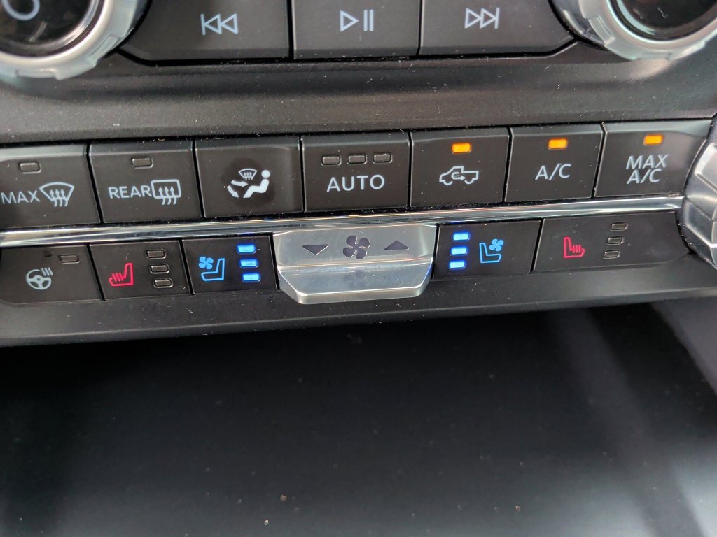 Used 2025 Agate Black Metallic Ford Lariat image 30