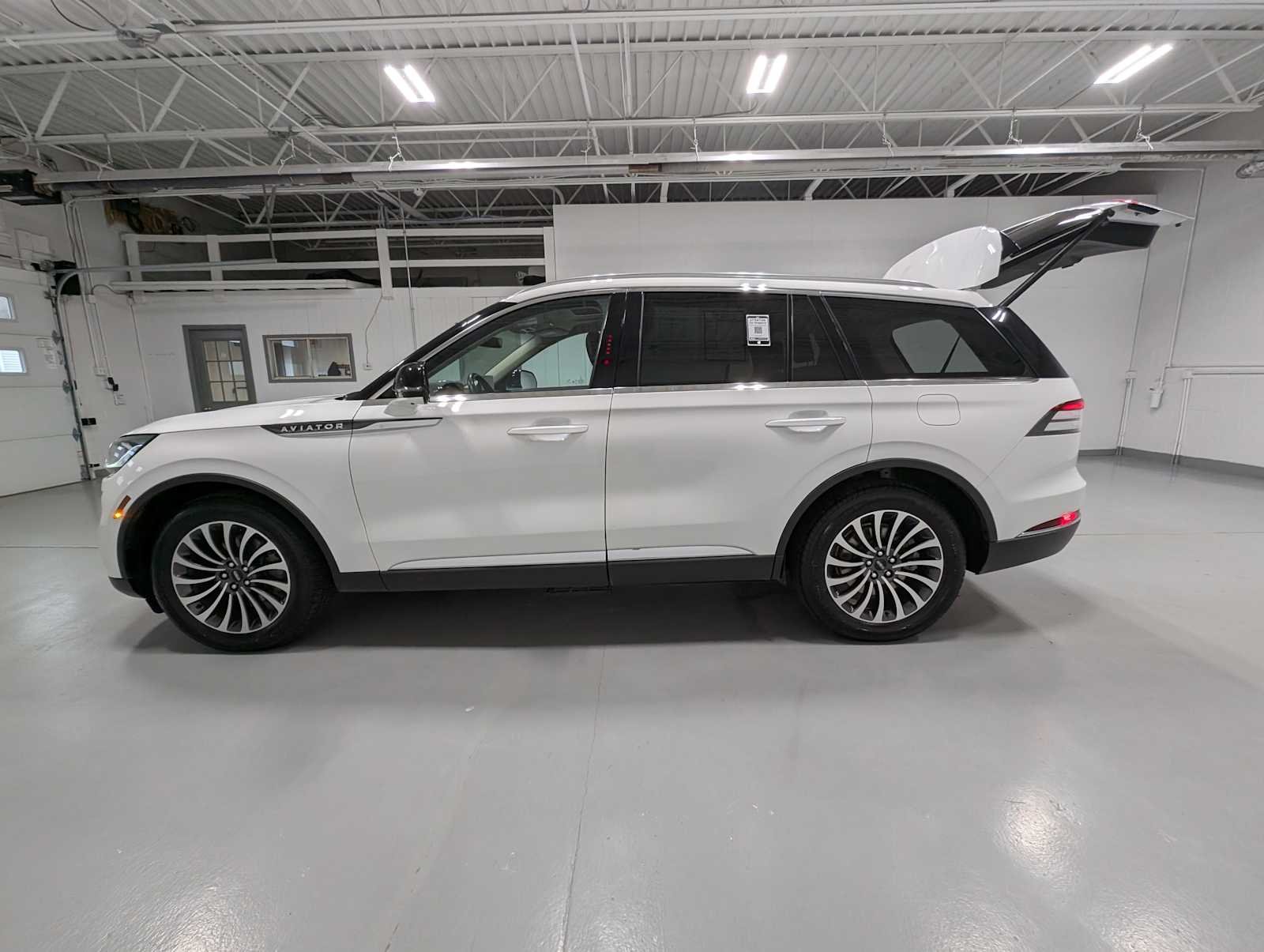 Used 2023 Pristine White Lincoln Reserve image 12