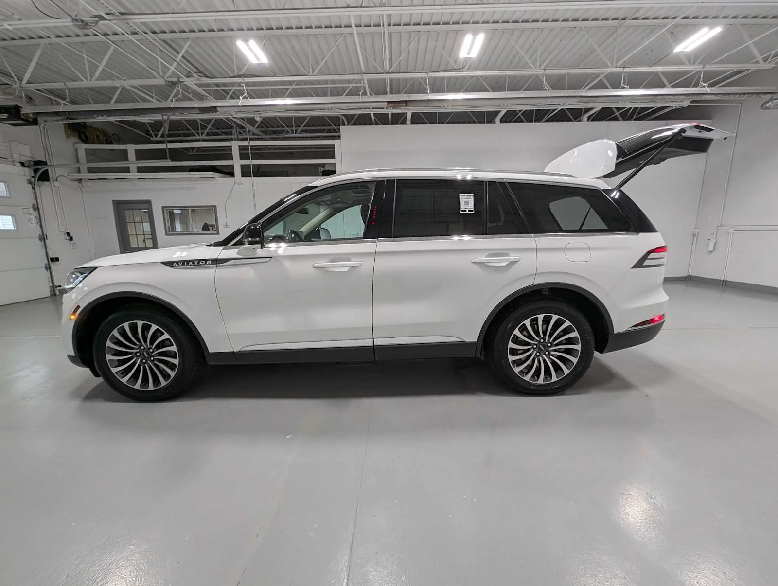 Used 2023 Pristine White Lincoln Reserve image 12