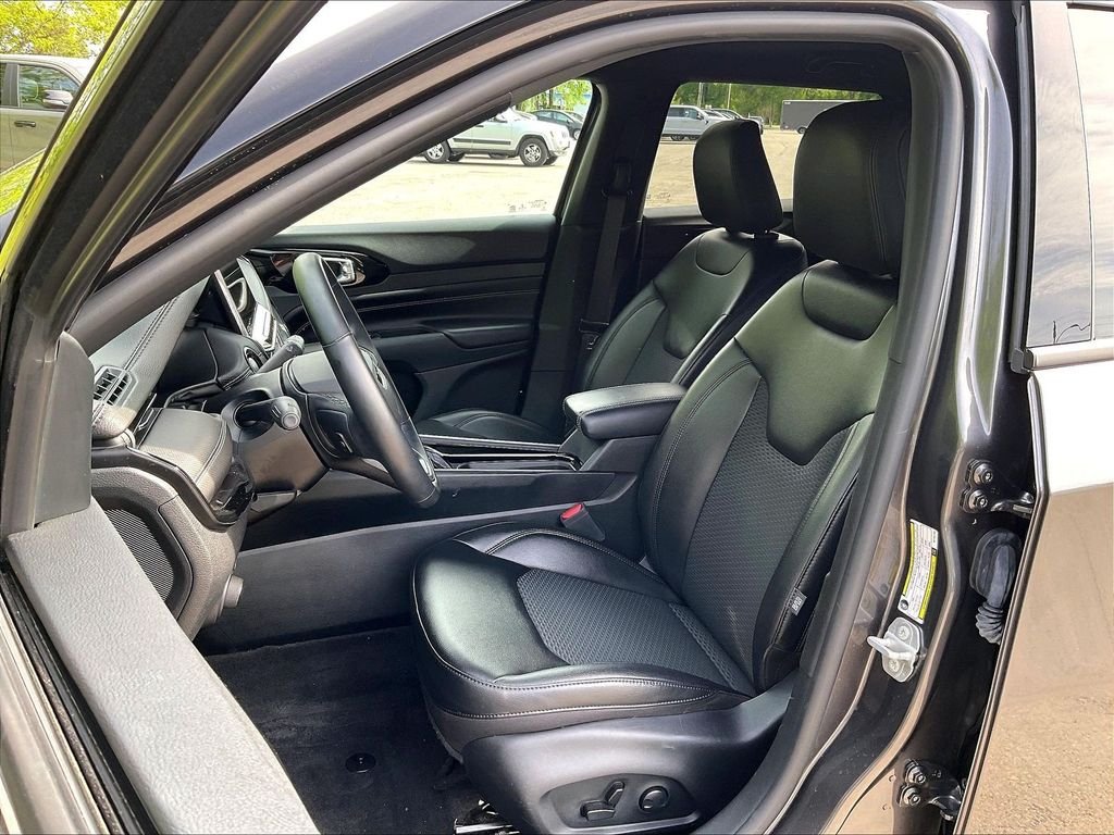 Used 2022 Gray Jeep Altitude image 10