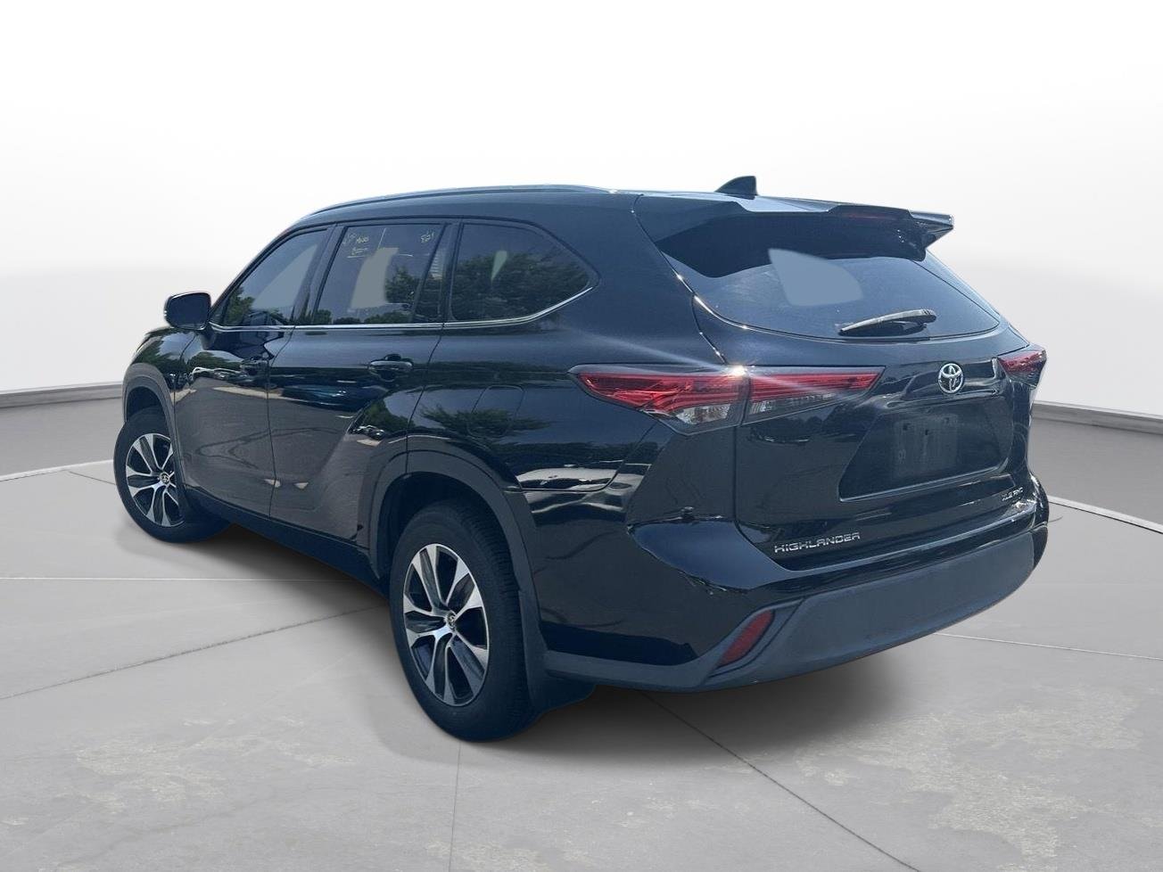 Used 2021 Midnight Black Metallic Toyota XLE image 9
