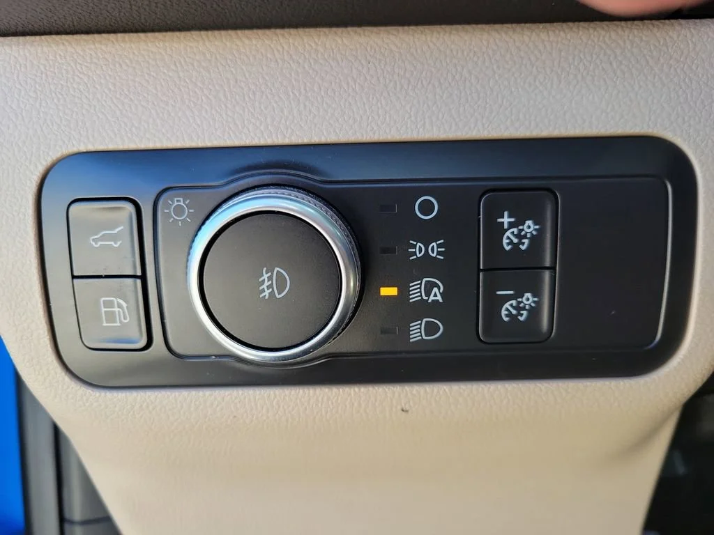 Used 2020  Ford Titanium Hybrid image 23